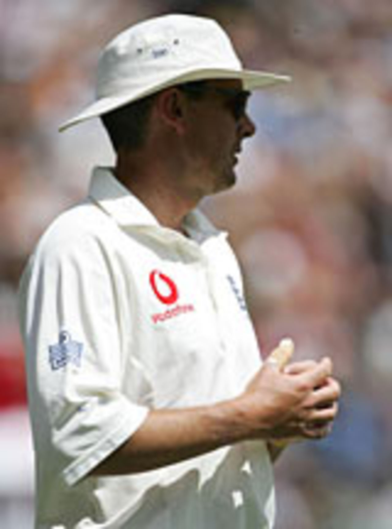 Ashley Giles clutches his dislocated right thumb, South Africa v England, 4th Test, Jo'burg, 3rd day, January 15, 2005