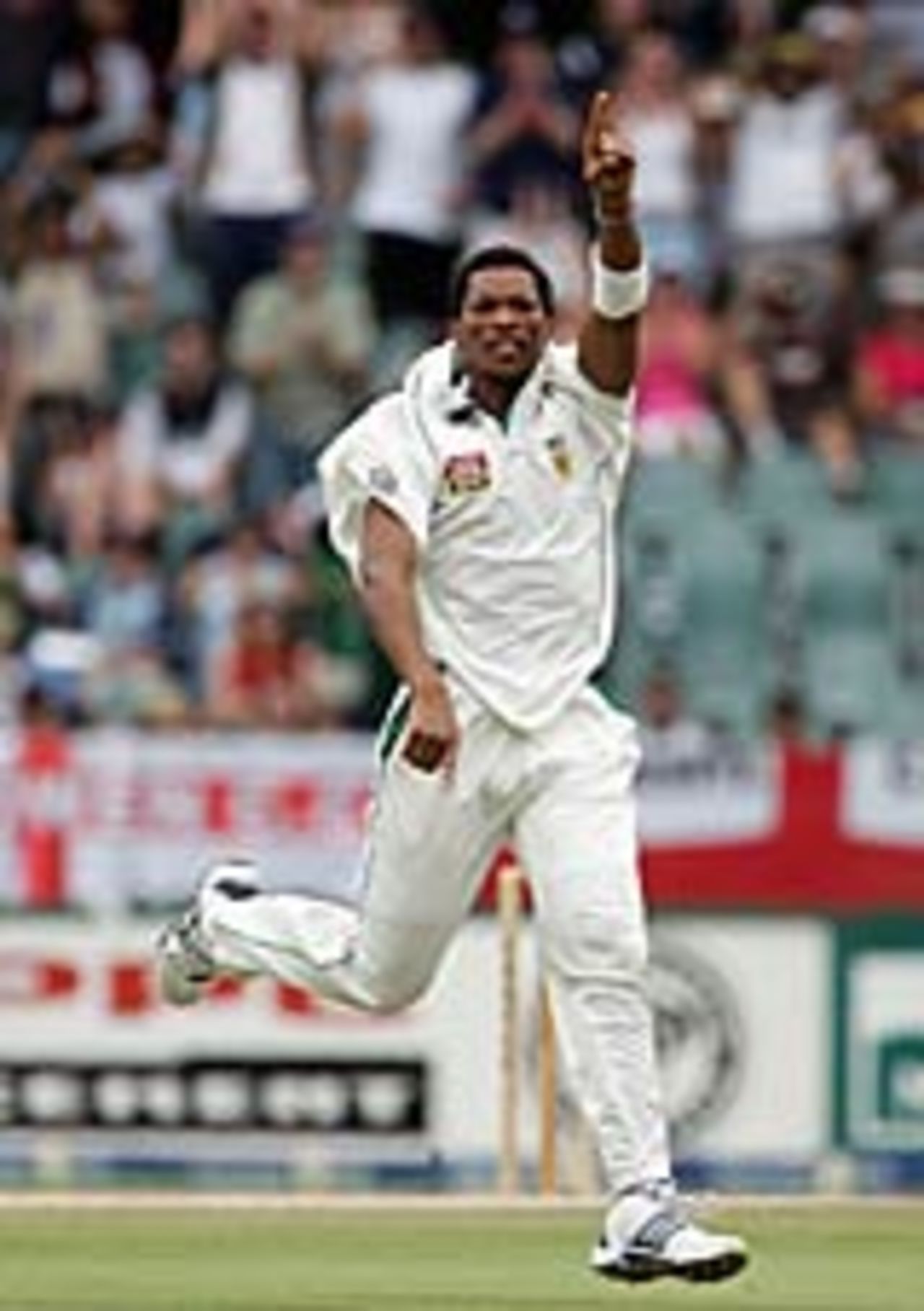 Makhaya Ntini celebrates dismissing Andrew Strauss for 0, 4th day, South Africa v England, fourth Test, The Wanderers, January 16, 2005