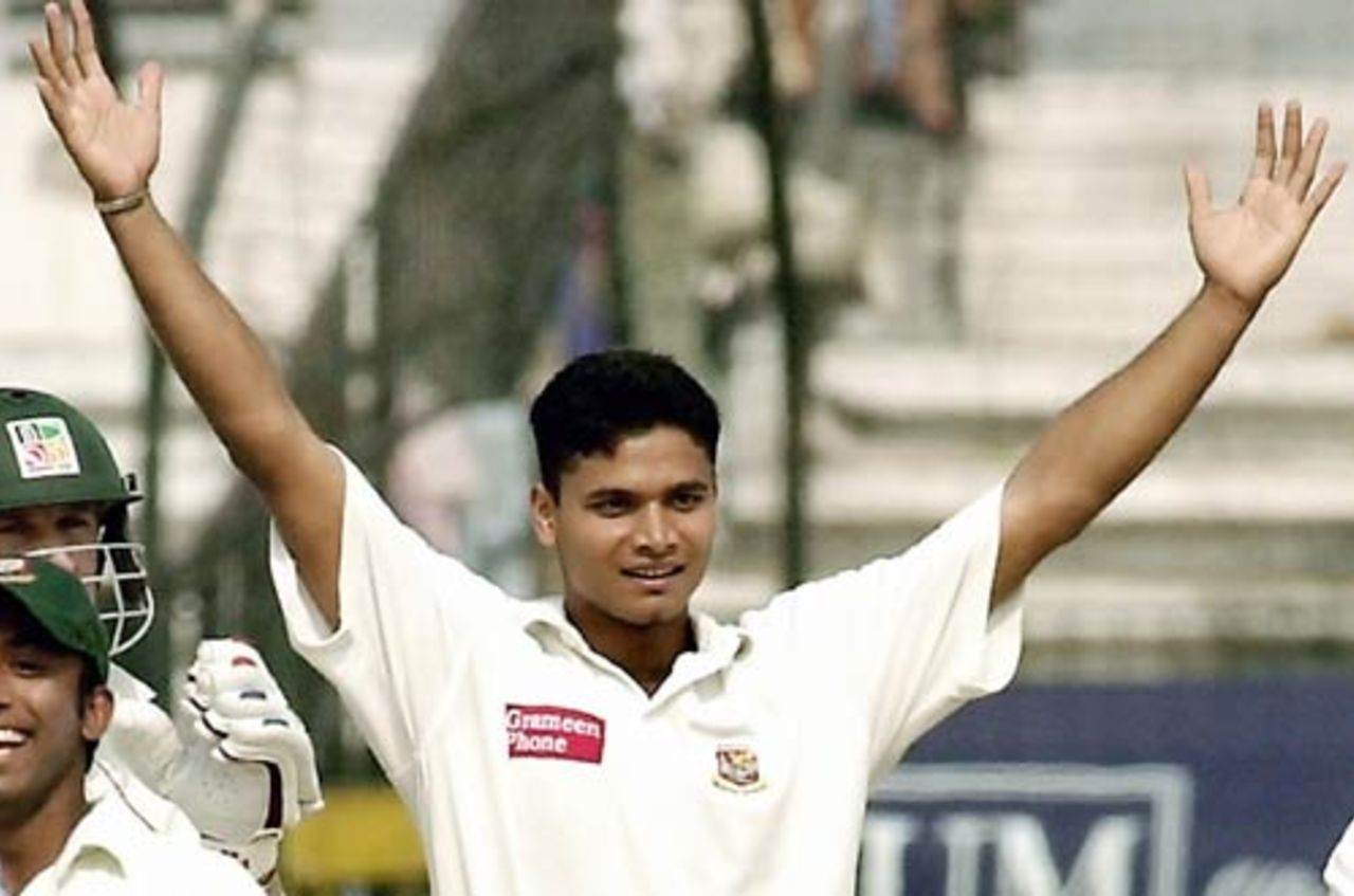 Mashrafe Mortaza indicates how much he is enjoying the Dhaka Test, Bangladesh v Zimbabwe, 2nd Test, Dhaka, January 16, 2005