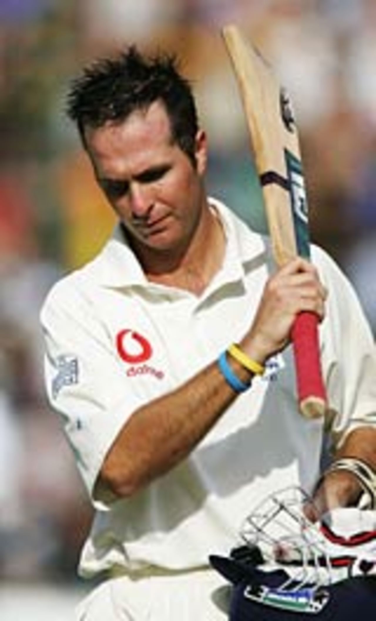 Michael Vaughan acknowledges the crowd as he walks off, having scored 54, 4th day, South Africa v England, 4th Test, Johannesburg, January 16, 2005
