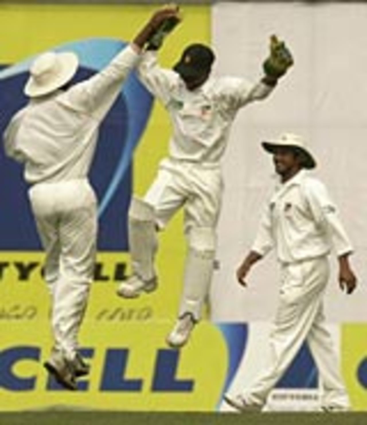 Tatenda Taibu and team-mates celebrate Mohammad Ashraful's wicket, Bangladesh v Zimbabwe, 2nd Test, Dhaka, 5th day, January 18 2005