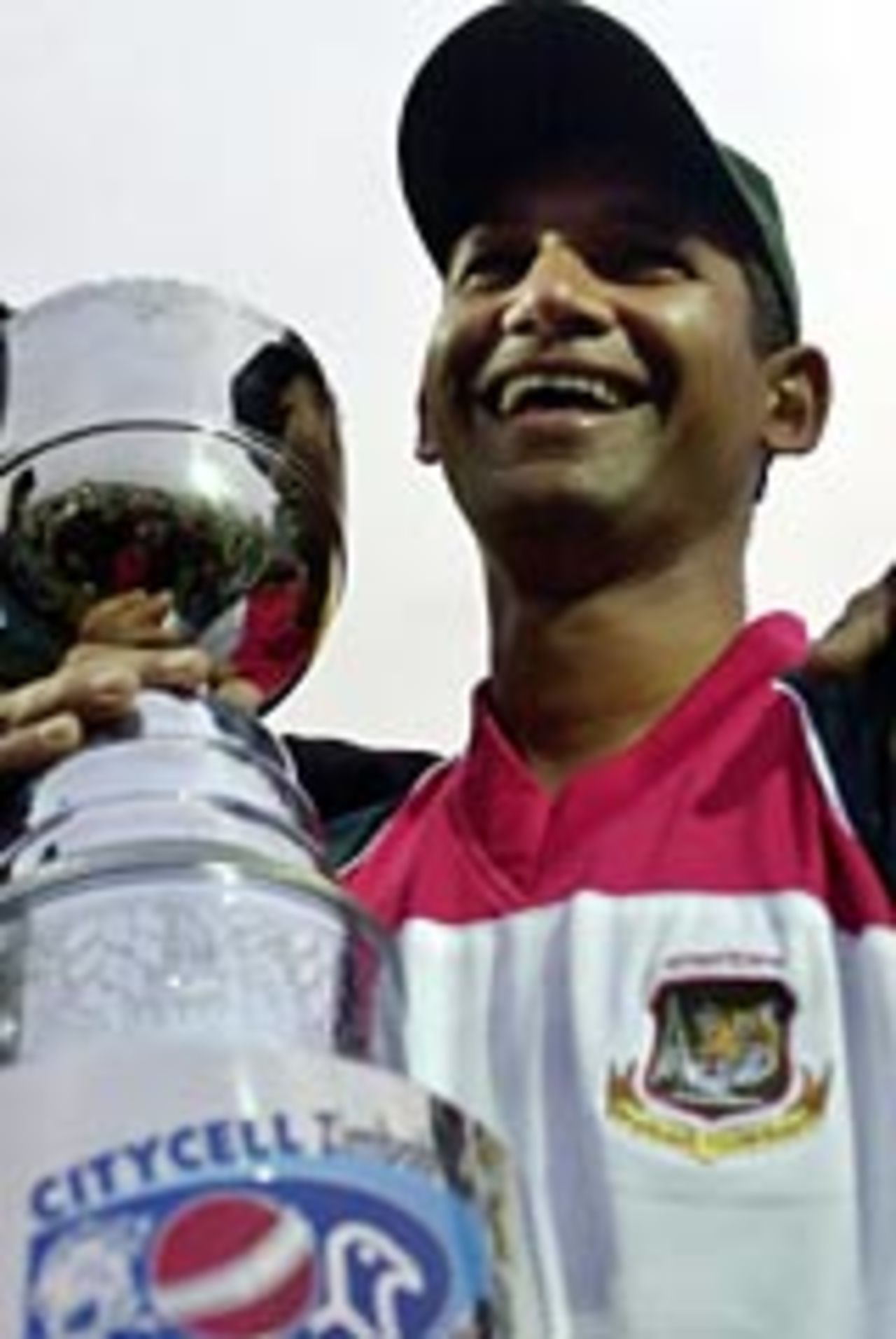 Habibul Bashar with the series trophy, Bangladesh v Zimbabwe, 2nd Test, Dhaka, 5th day, January 18, 2005