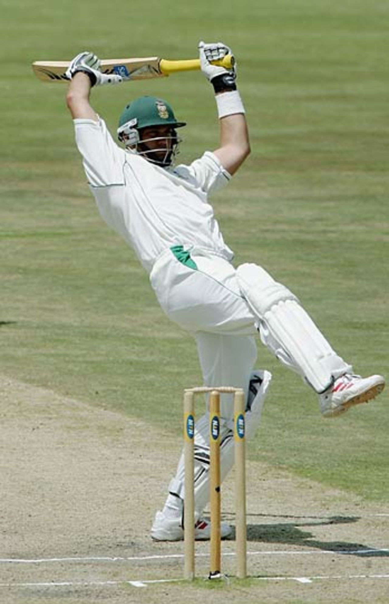 Jacques Kallis skips the light fandango, South Africa v England, 5th Test, Centurion, January 25, 2005