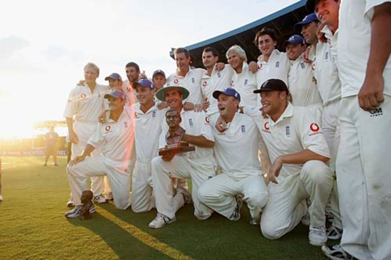 England celebrate victory, South Africa v England, 5th Test, Centurion January 26, 2005