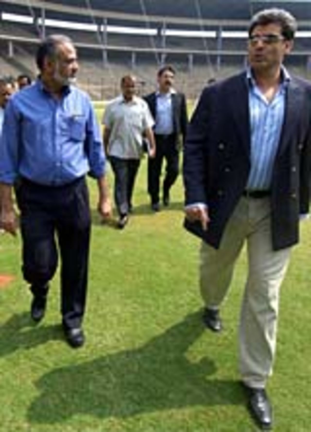 Indian cricket official Brijesh Patel (left) shows Pakistan Cricket Board general manager of cricket operations Zakir Khan the facilities at The Chinnaswamy Stadium in Bangalore, January 28, 2005
