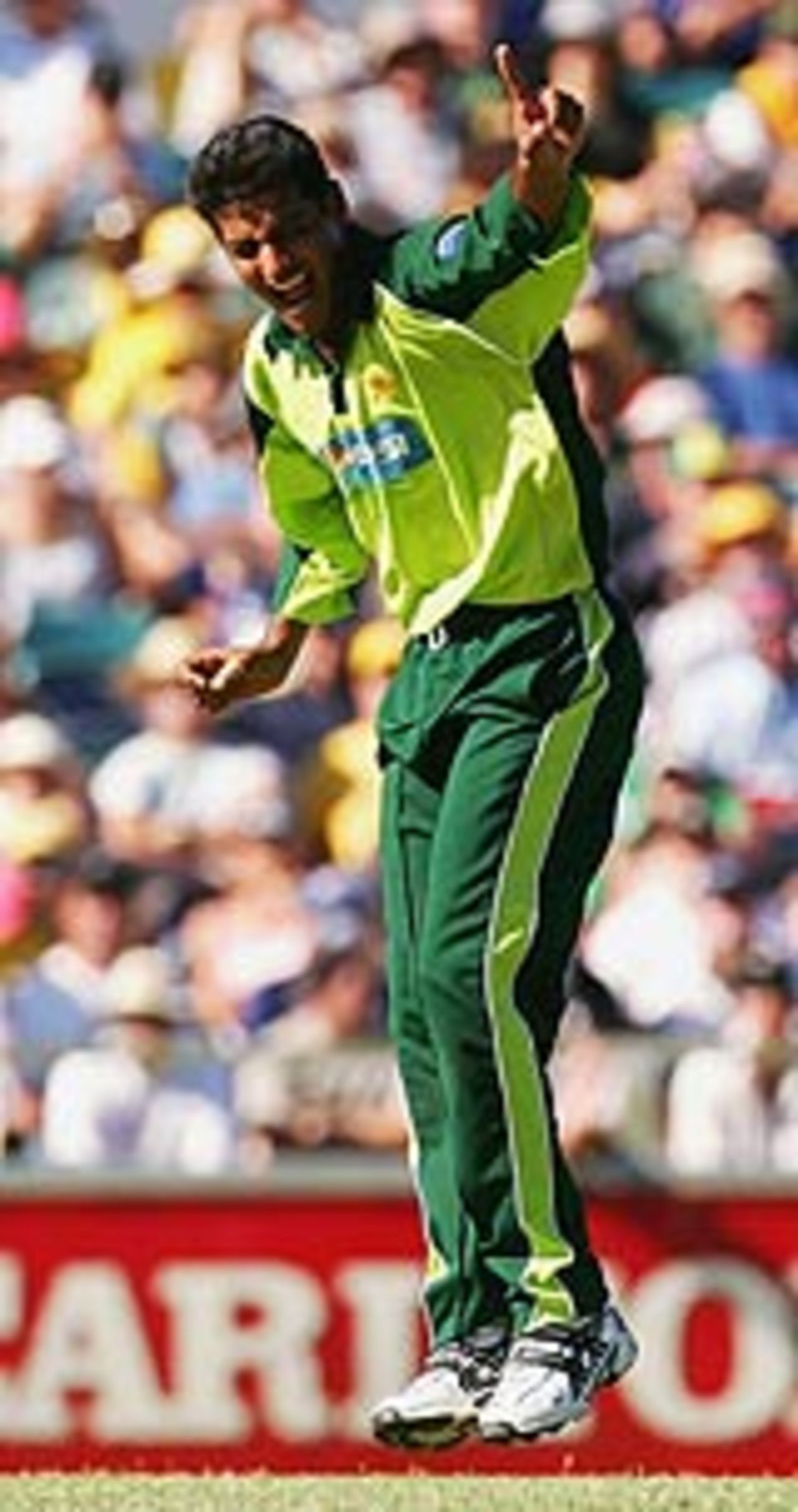 Mohammad Khalil appeals, Australia v Pakistan, VB Series, Perth, January 30, 2005