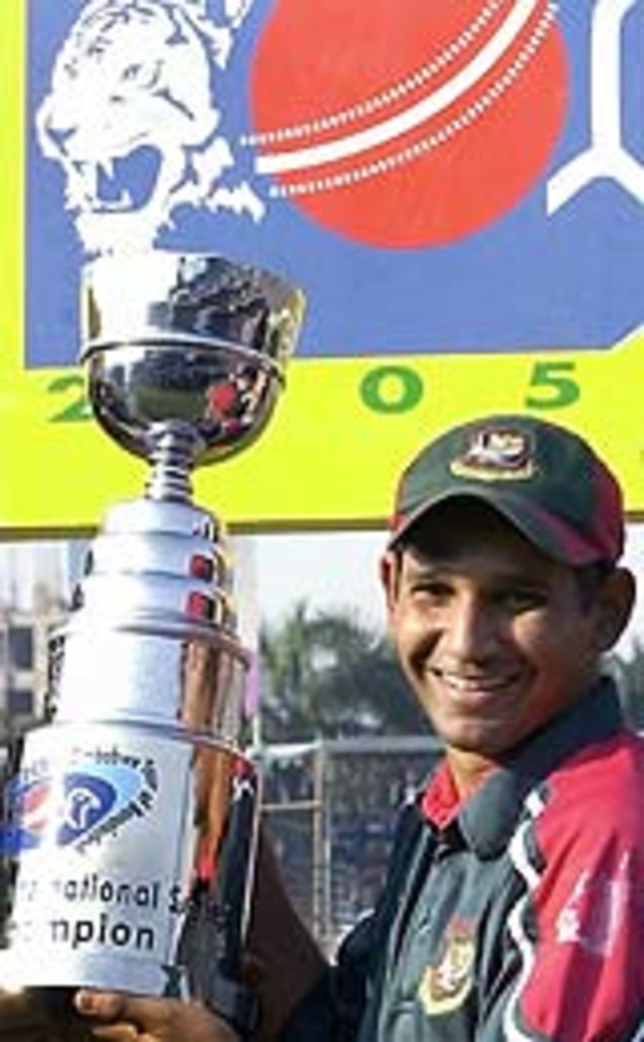 Habibul Bashar holds the trophy aloft, Bangladesh v Zimbabwe, 5th ODI, Dhaka, January 31, 2005