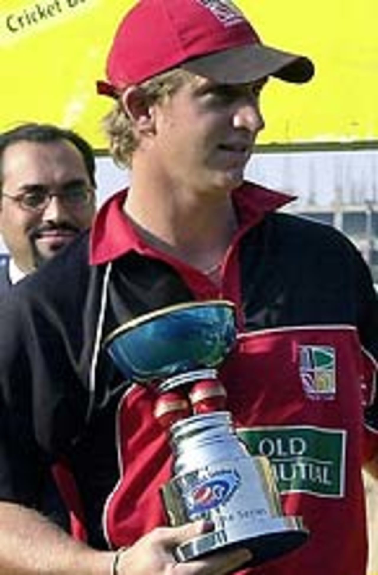 Barney Rogers with the Man-of-the-Series award, Bangladesh v Zimbabwe, 5th ODI, Dhaka, January 31, 2005