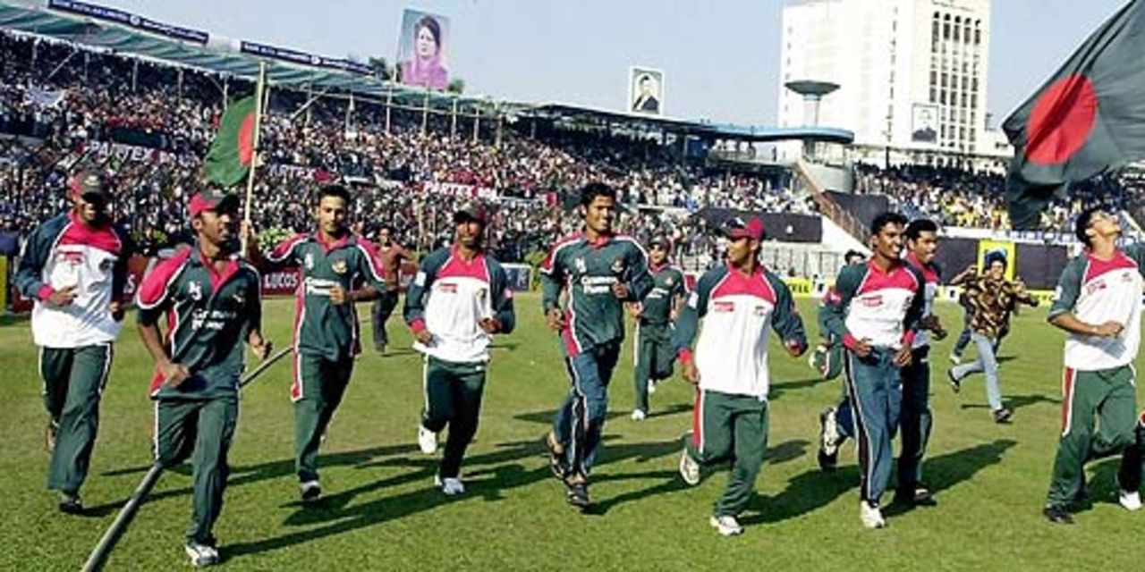 Bangladesh players take a victory lap, Bangladesh v Zimbabwe, 5th ODI, Dhaka, January 31, 2005