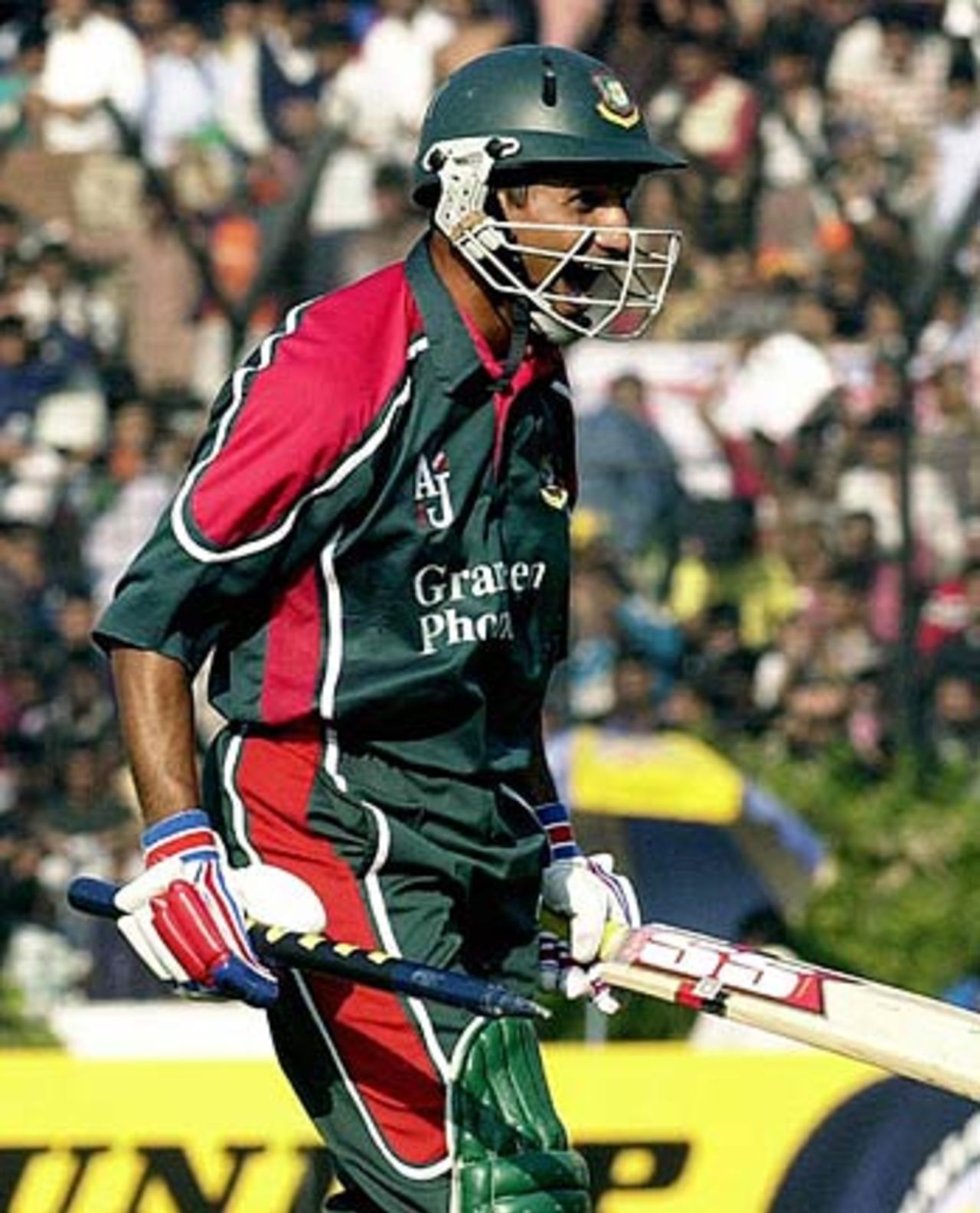 Habibul Bashar celebrates the series win, Bangladesh v Zimbabwe, 5th ODI, Dhaka, January 31, 2005