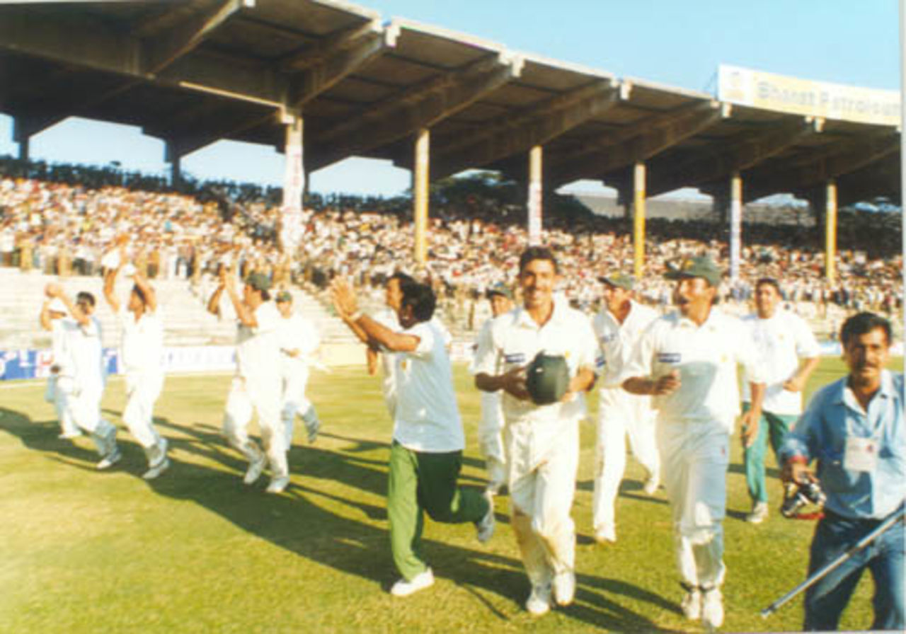 Jubilant Pakistani team taking a victory lap at Chennai. India v Pakistan, Test 1, Day 4 at Chennai, 31 January 1999