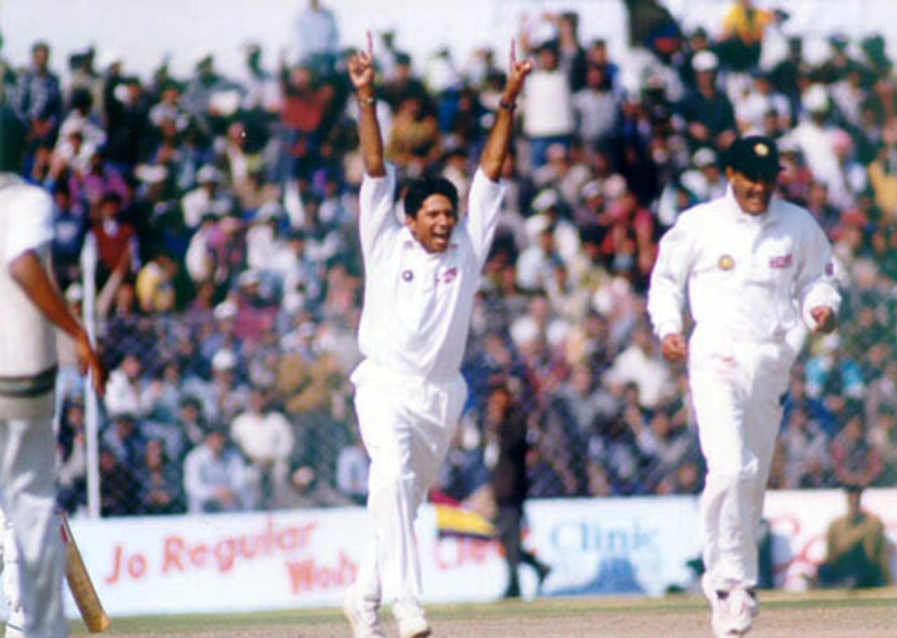 Prasad and Azharuddin combination dismissing Saleem Malik. India v Pakistan, Test 2, Day 2 at Delhi, 5 Feb 1999