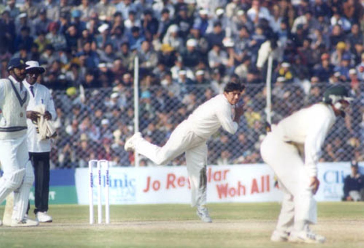 Saqlain Mushtaq bowls on for yet another 5-wicket haul. India v Pakistan, Test 2, Day 3 at Delhi, 6 Feb 1999