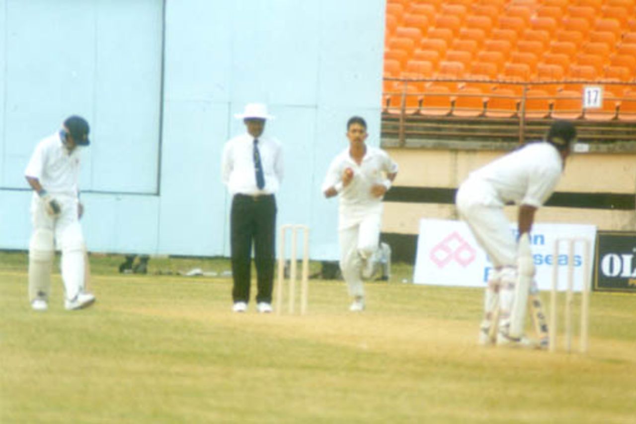 Azhar Mahmood running in to bowl to Gagan Khoda, Board President's XI v  Pakistan, Day 1, Kochi