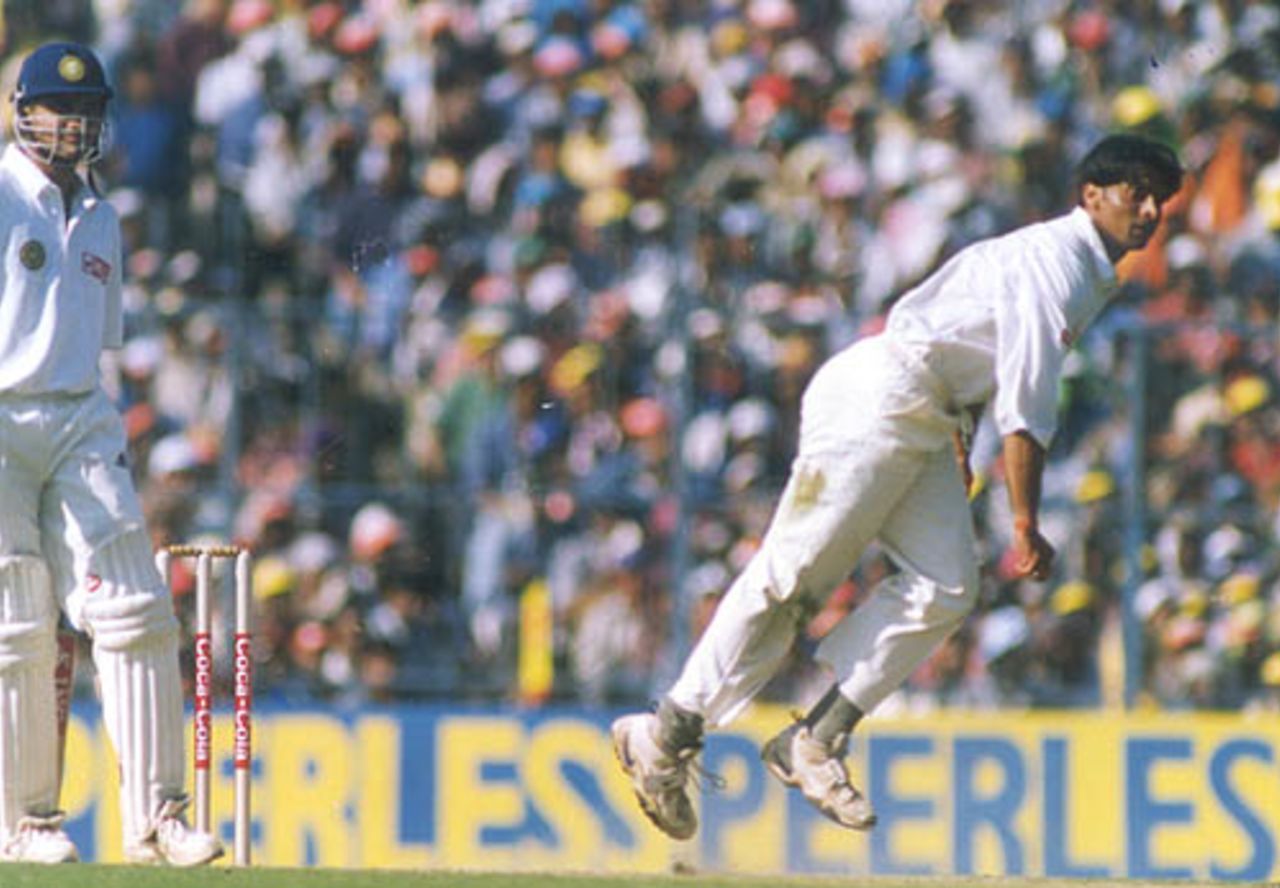 Shoaib Akhtar in action, India v Pakistan, Asia Test Championship, Eden Gardens, Calcutta, 16-20