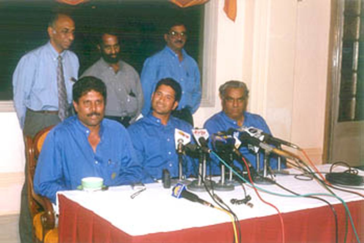 Kapil, Tendulkar and Bhargava at the press meet, Chennai, 01 Febuary 2000