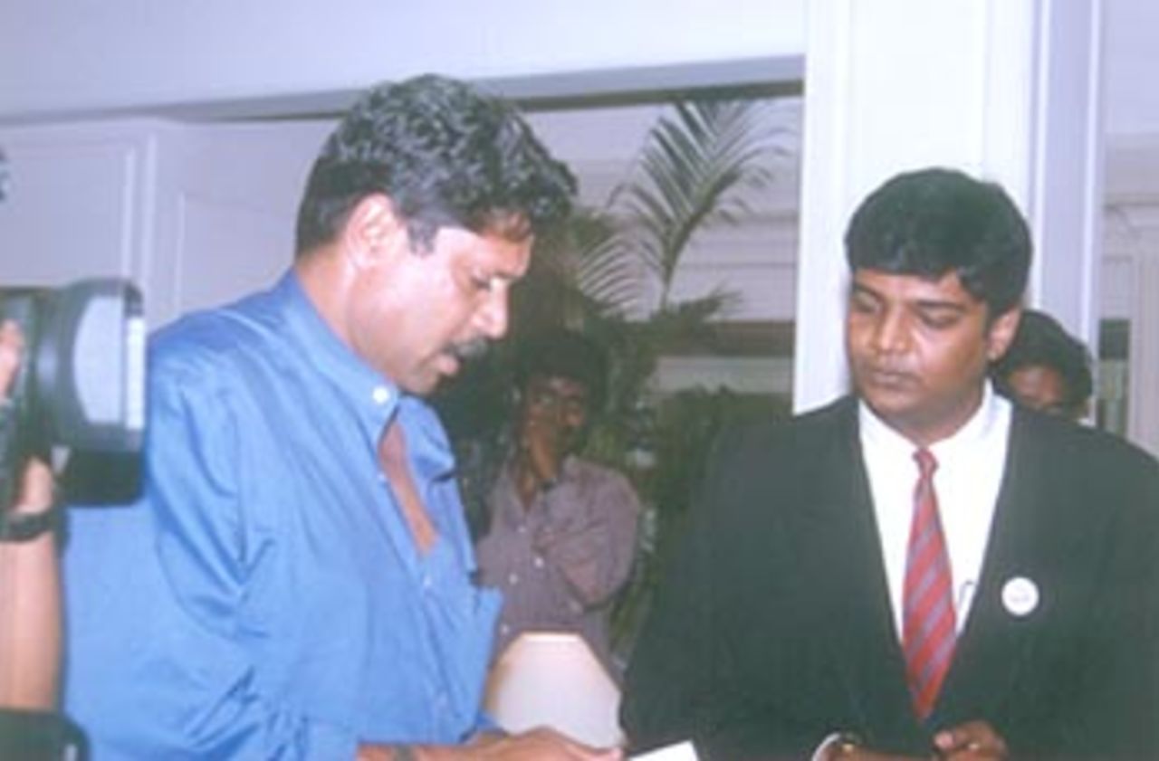 Kapil Dev talking to hotel authorities, Chennai, 01 Febuary 2000