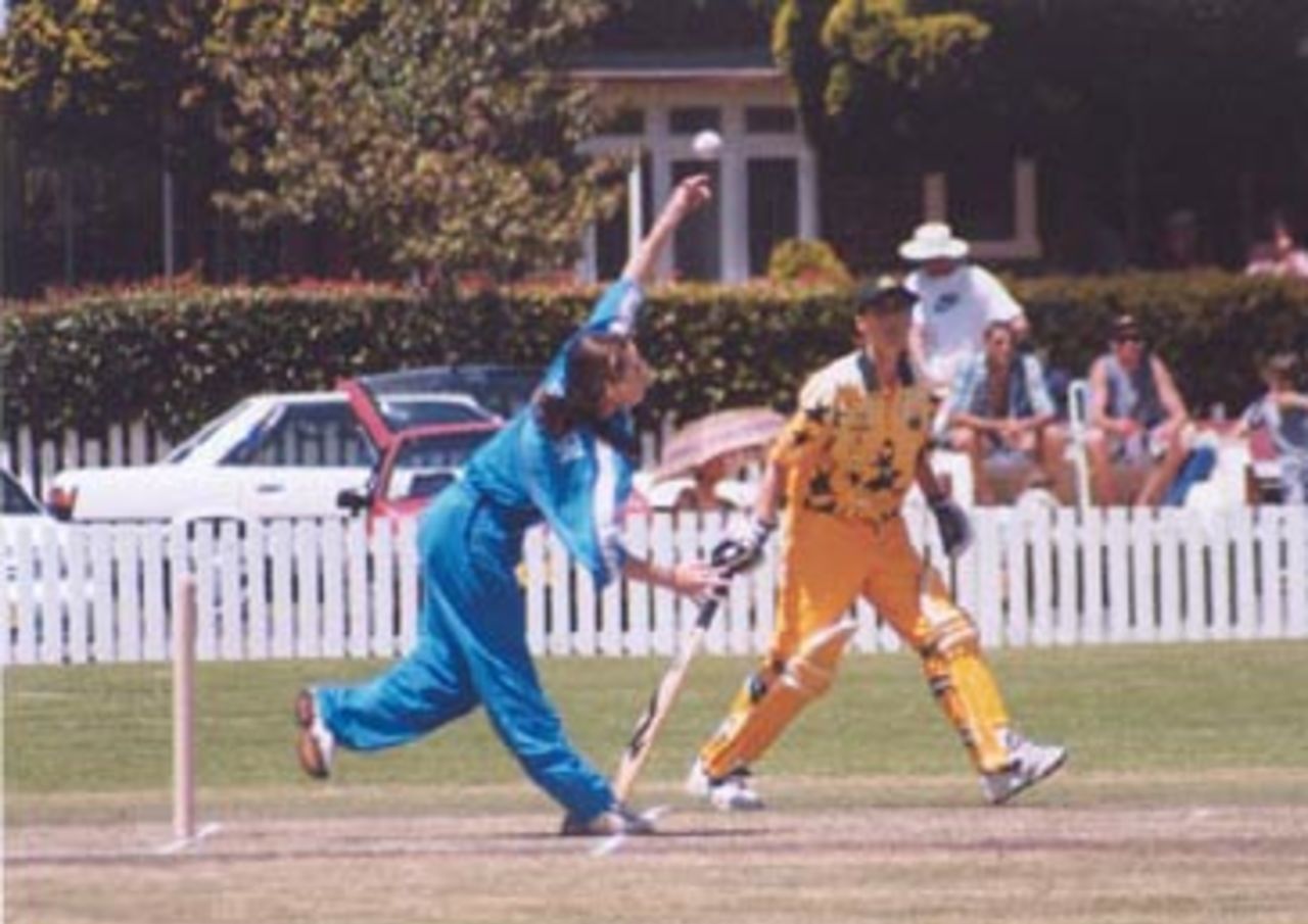 Dawn Holden bowling, Lisa Keightley non strikers end, Australia vs England, Bowral, 1 Feb 2000