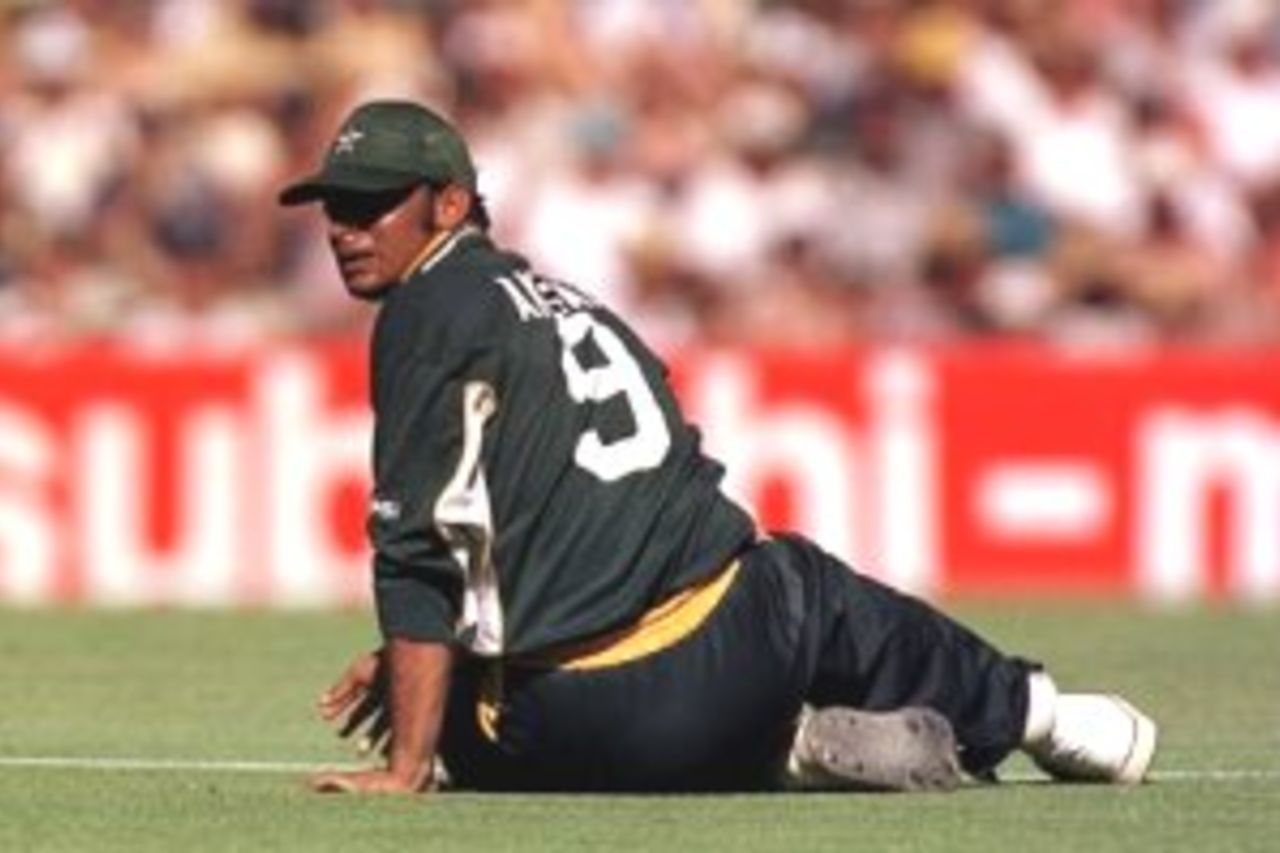 4 Feb 2000: Shoaib Ahktar of Pakistan is grounded as Pakistan struggle against Australia during the Carlton and United Breweries one day international between Australia and Pakistan at the Sydney Cricket Ground, Sydney, Australia.