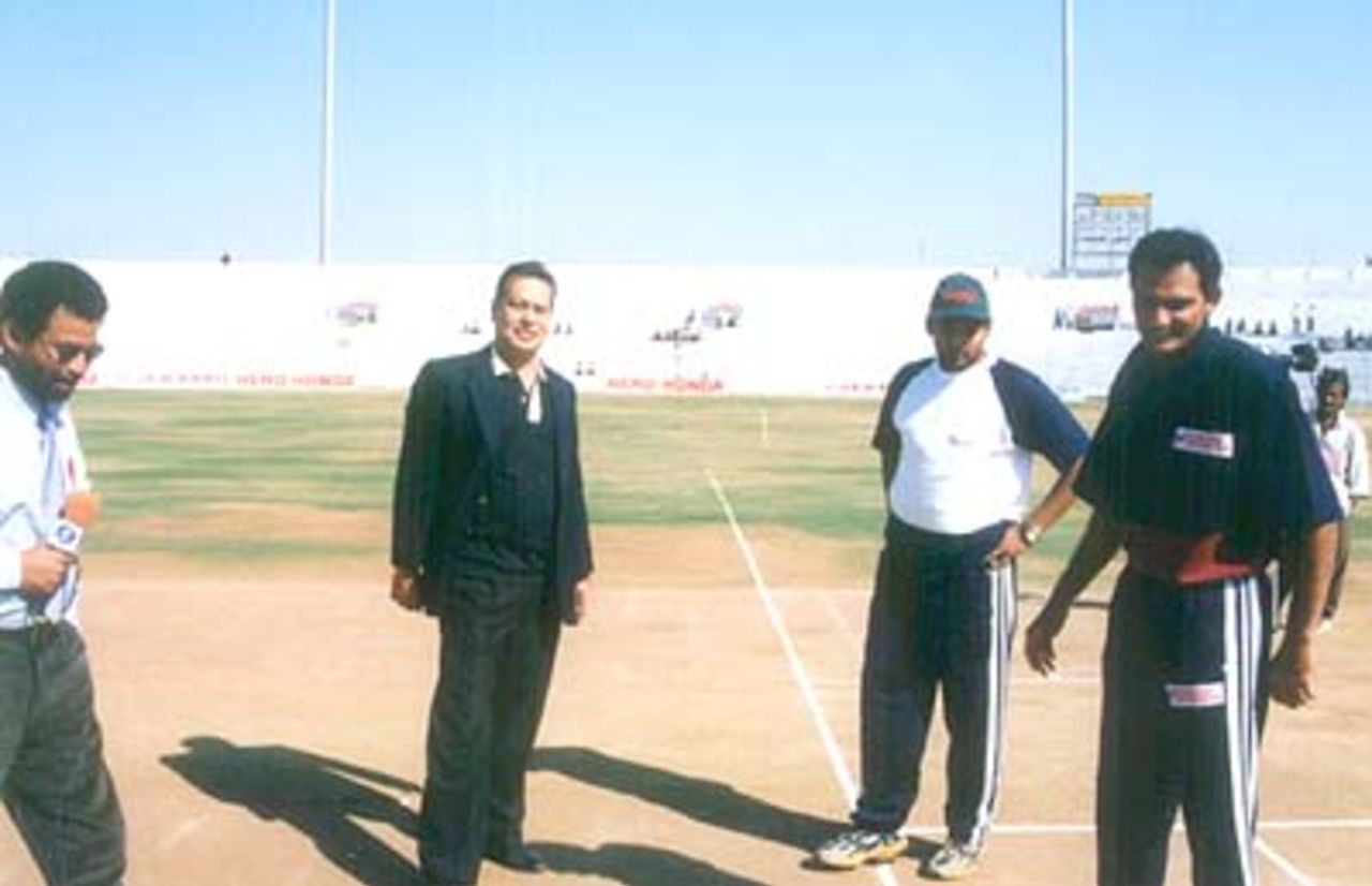 Azharuddin and Jadeja on the toss, Challenger Series 1999/00, India 'A' v India 'B', Sardar Patel (Gujrat) Stadium, Motera, Ahmedabad, 12 Feb 2000