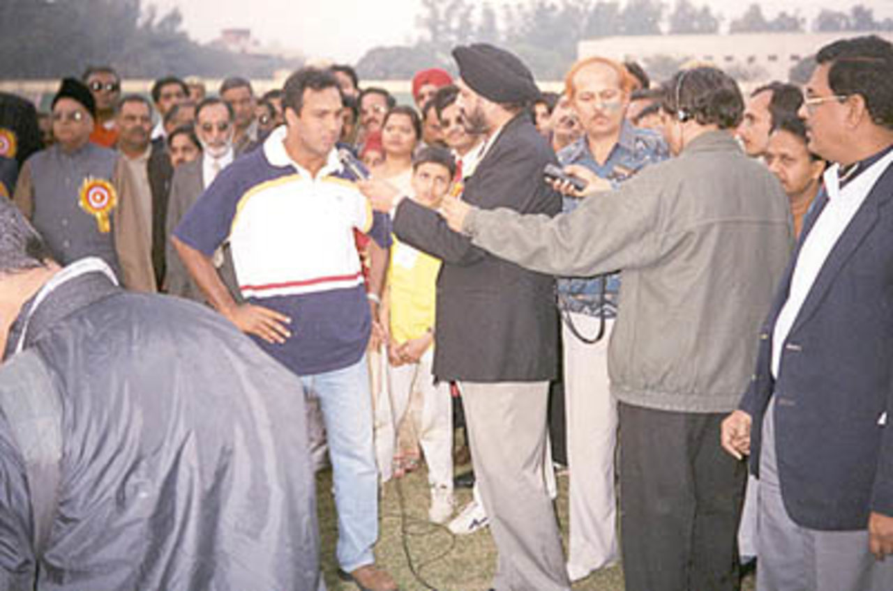 Maninder Singh interviews South Zone captain Robin Singh after the match, Deodhar Trophy, 2000/01, Final, Central Zone v South Zone, K.D Singh Babu Stadium, Lucknow, 21 December 2000.