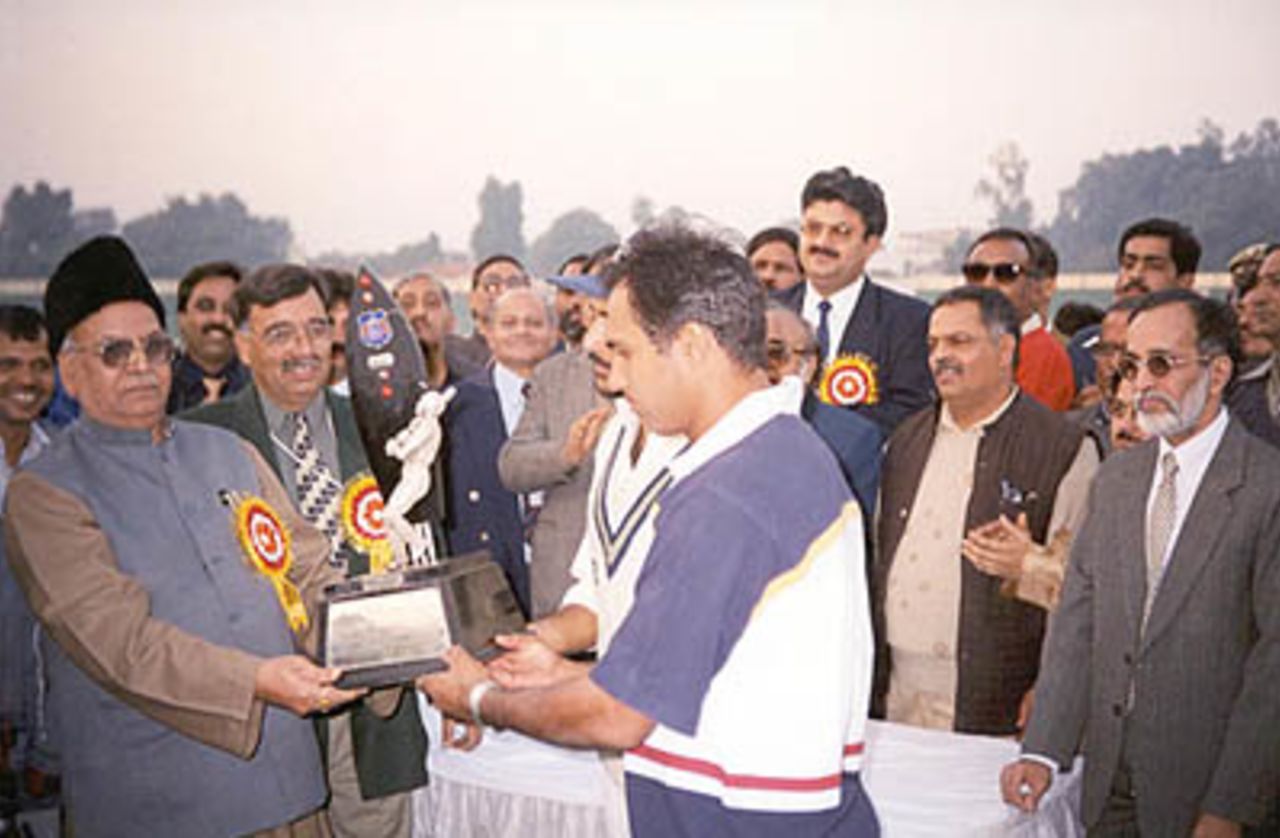 Robin and Khurasiya receiving the Deodhar Trophy after the final ended in a tie, Deodhar Trophy, 2000/01, Final, Central Zone v South Zone, K.D Singh Babu Stadium, Lucknow, 21 December 2000.
