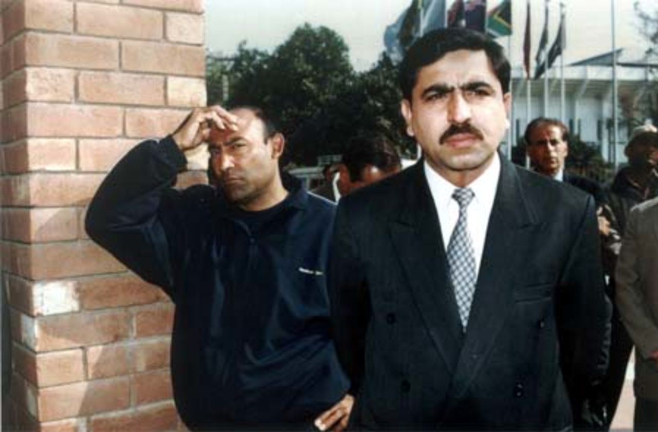 Imtiaz Ahmed of CricInfo with Mudassar Nazar during the ceremony at the PCB - CricInfo Internet Rights Acquisition Ceremony at Gaddafi Stadium, Lahore 5 Feb 2001