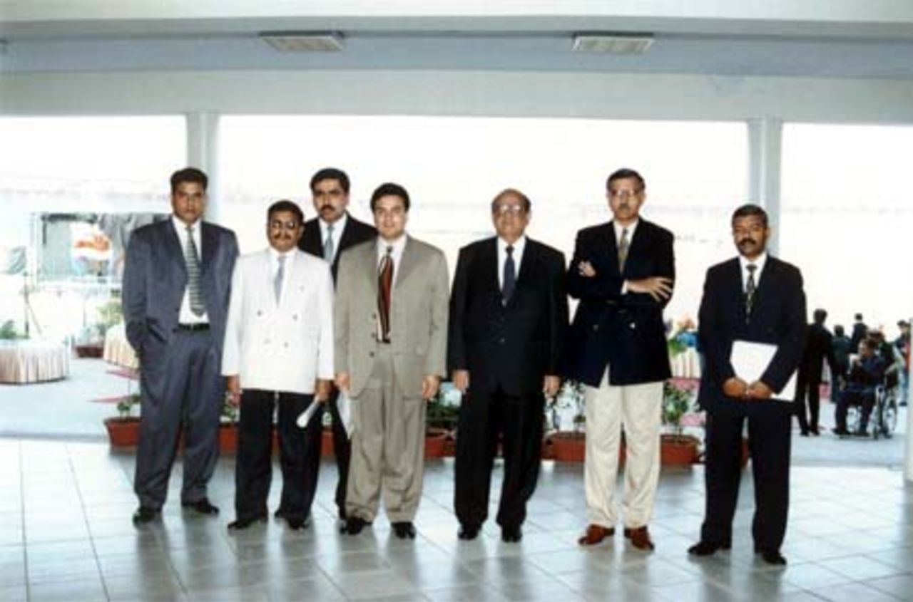 A group photo of PCB and CI-Pak personnel at the PCB - CricInfo Internet Rights Acquisition Ceremony at Gaddafi Stadium, Lahore 5 Feb 2001