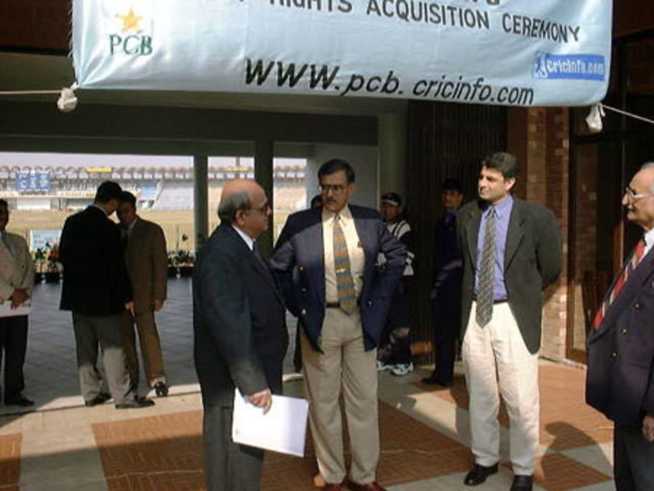 Brig Munawar A Rana Director PCB, Zakir Khan GM Cricket Operations PCB, Col (R) Rafi Nasim and Suhael Ahmed of CI-Pakistan in discussion at PCB - CricInfo Internet Rights Acquisition Ceremony at Gaddafi Stadium, Lahore 5 Feb 2001