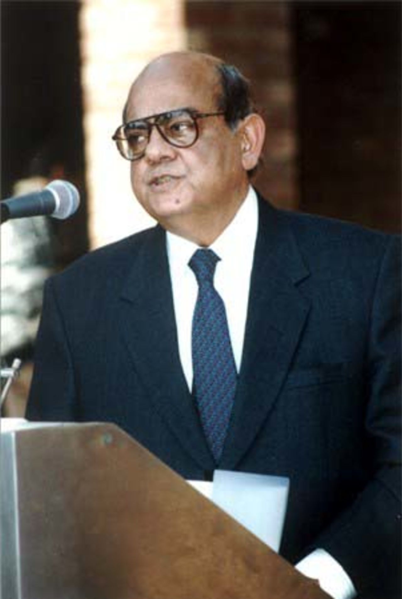 Suhael Ahmed of CI-Pak during his address at the PCB - CricInfo Internet Rights Acquisition Ceremony at Gaddafi Stadium, Lahore 5 Feb 2001