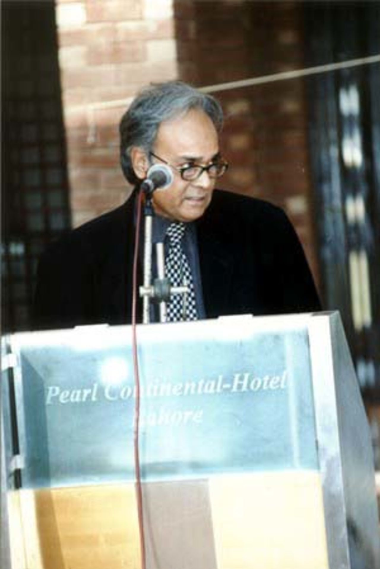 Pakistan cricket commentator Shehzad Humayun starting off proceedings at PCB - CricInfo Internet Rights Acquisition Ceremony at Gaddafi Stadium, Lahore 5 Feb 2001
