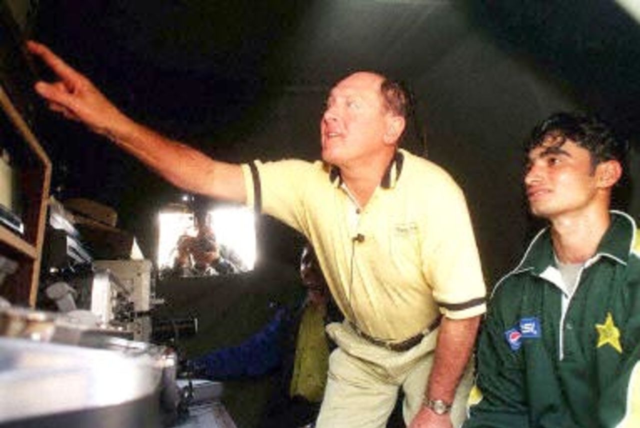 Former England opener Geoff Boycott (L) explains batting faults of Pakistani opener Imran Nazir on video playback during a training session in Lahore, 07 February 2001. The 15-day contract with 60-years old Boycott, for which he will receive 30,000 pounds, has come under criticism from former Pakistani Test players who called it a 'waste of money'.
