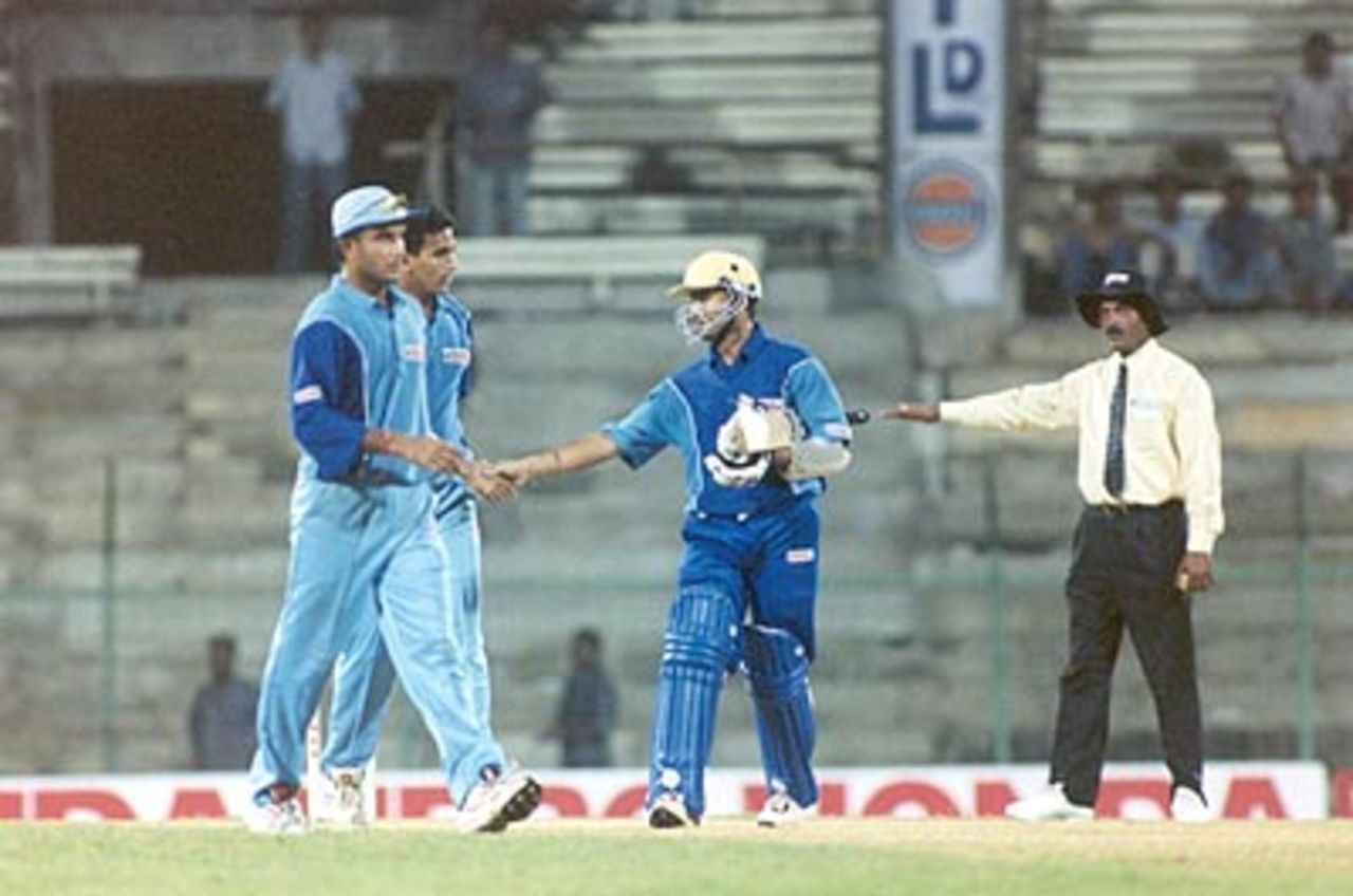 Mongia gives a handshake to Zaheer after scoring the winning runs. Challenger Series 2000/01, India v India 'A', MA Chidambaram Stadium, Chepauk, Chennai, 12 Feb 2001
