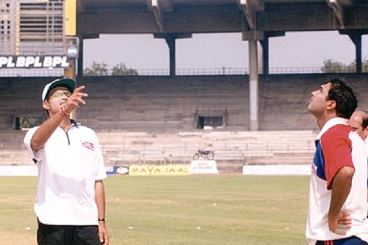 Ganguly tosses the coin as Robin waits to make the call. Challenger Series 2000/01, India v India 'B' at MA Chidambaram Stadium, Chepauk, Chennai, 13 Feb 2001