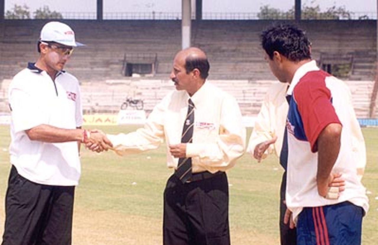 Rival skippers Ganguly and Robin Singh at the middle for the toss. Challenger Series 2000/01, India v India 'B' at MA Chidambaram Stadium, Chepauk, Chennai, 13 Feb 2001