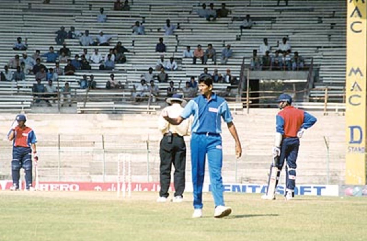 Prasad gets ready to deliver as Tendulkar awaits at his crease. Challenger Series 2000/01, India 'A' v India 'B', MA Chidambaram Stadium, Chepauk, Chennai