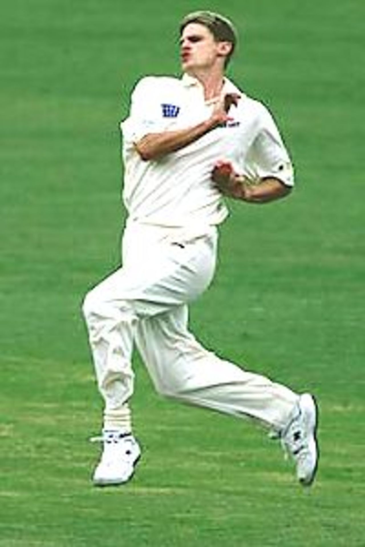 Feb 15th 2001 :Nathan Bracken of New South Wales bowling during the second