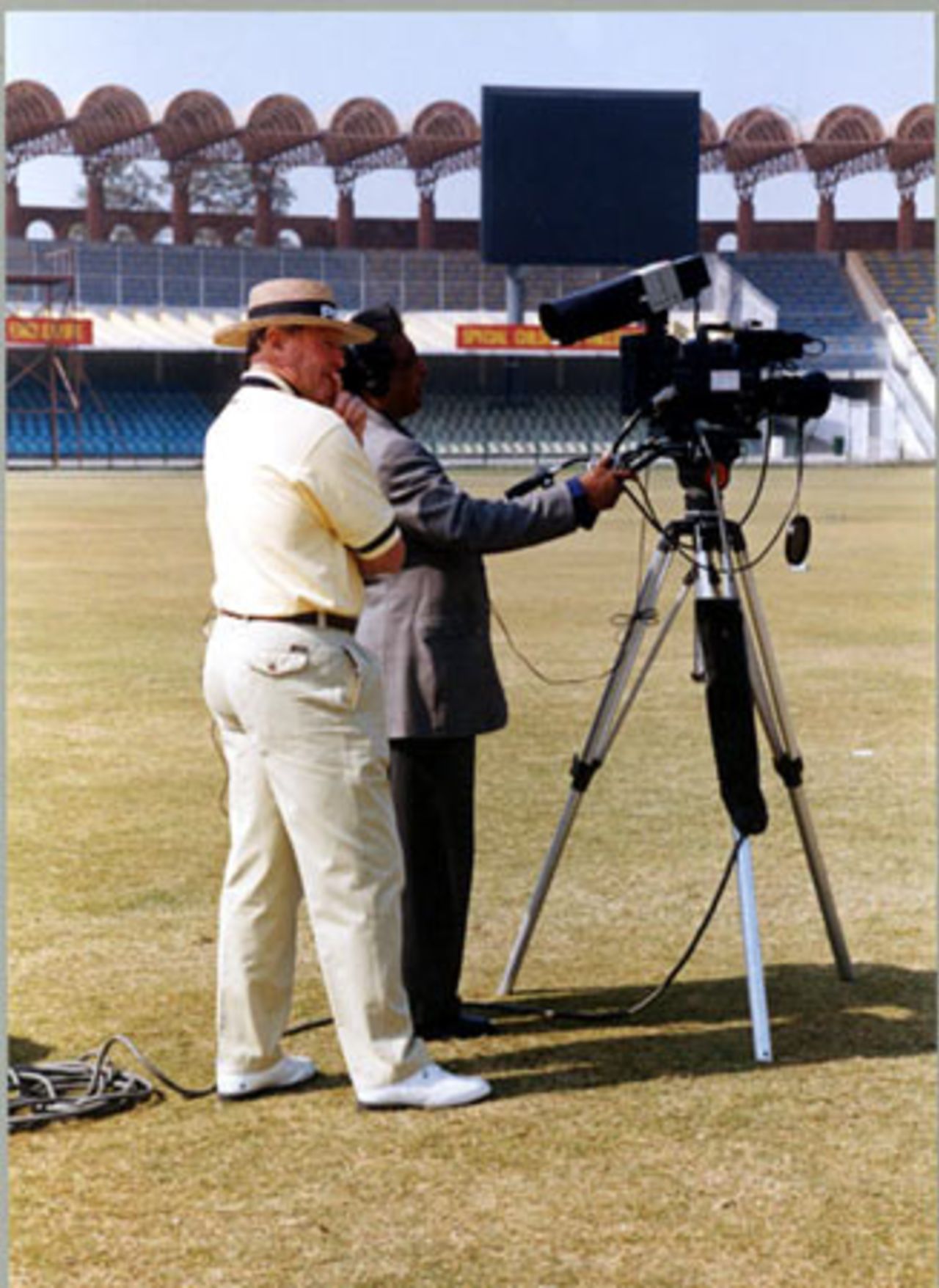 Geoff Boycott reviewing action video close-ups, Gaddafi Stadium Lahore, during the Feb 2001 coaching session