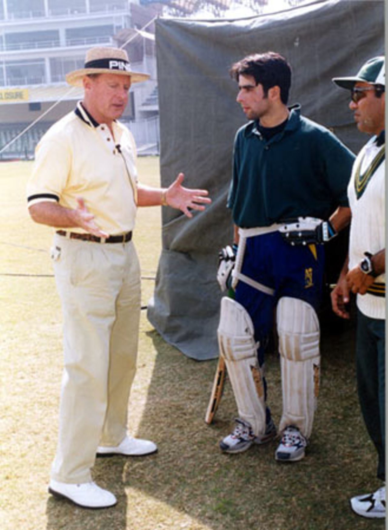 Geoff Boycott explaining a fine point to a trainee, Gaddafi Stadium Lahore, during the Feb 2001 coaching session