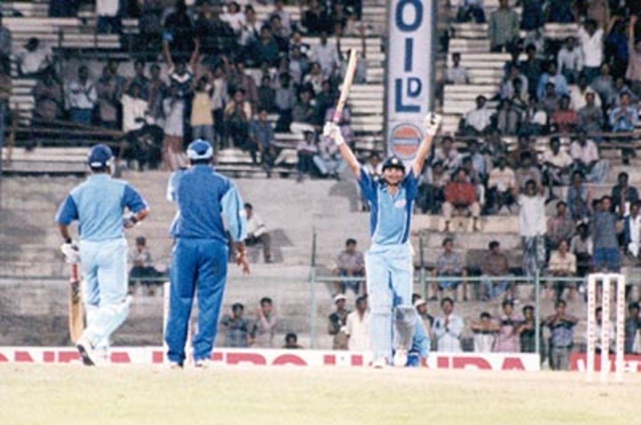 Badani exults after hitting the winning runs in the final. Challenger Series 2000/01, Final, India v India 'A', MA Chidambaram Stadium, Chepauk, Chennai, 15 Feb 2001
