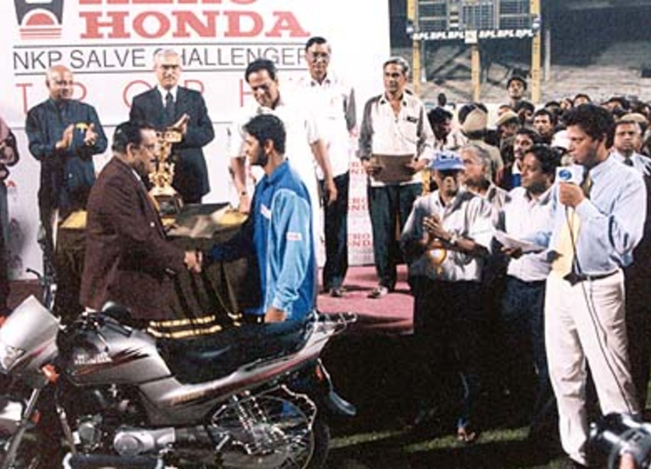 Dravid accepting the runners-up prize. Challenger Series 2000/01, Final, India v India 'A', MA Chidambaram Stadium, Chepauk, Chennai, 15 Feb 2001