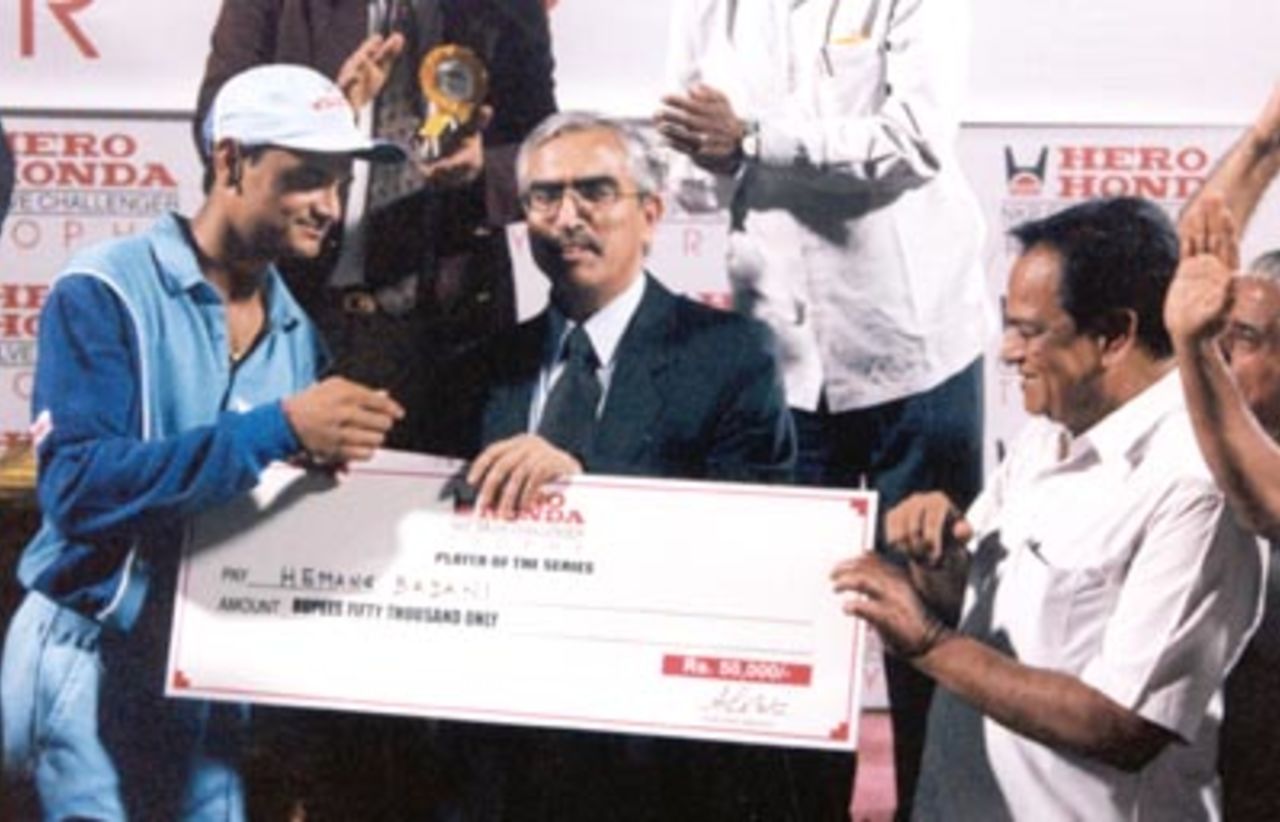 Badani collects the cheque for being Player of the Series. Challenger Series 2000/01, Final, India v India 'A', MA Chidambaram Stadium, Chepauk, Chennai, 15 Feb 2001