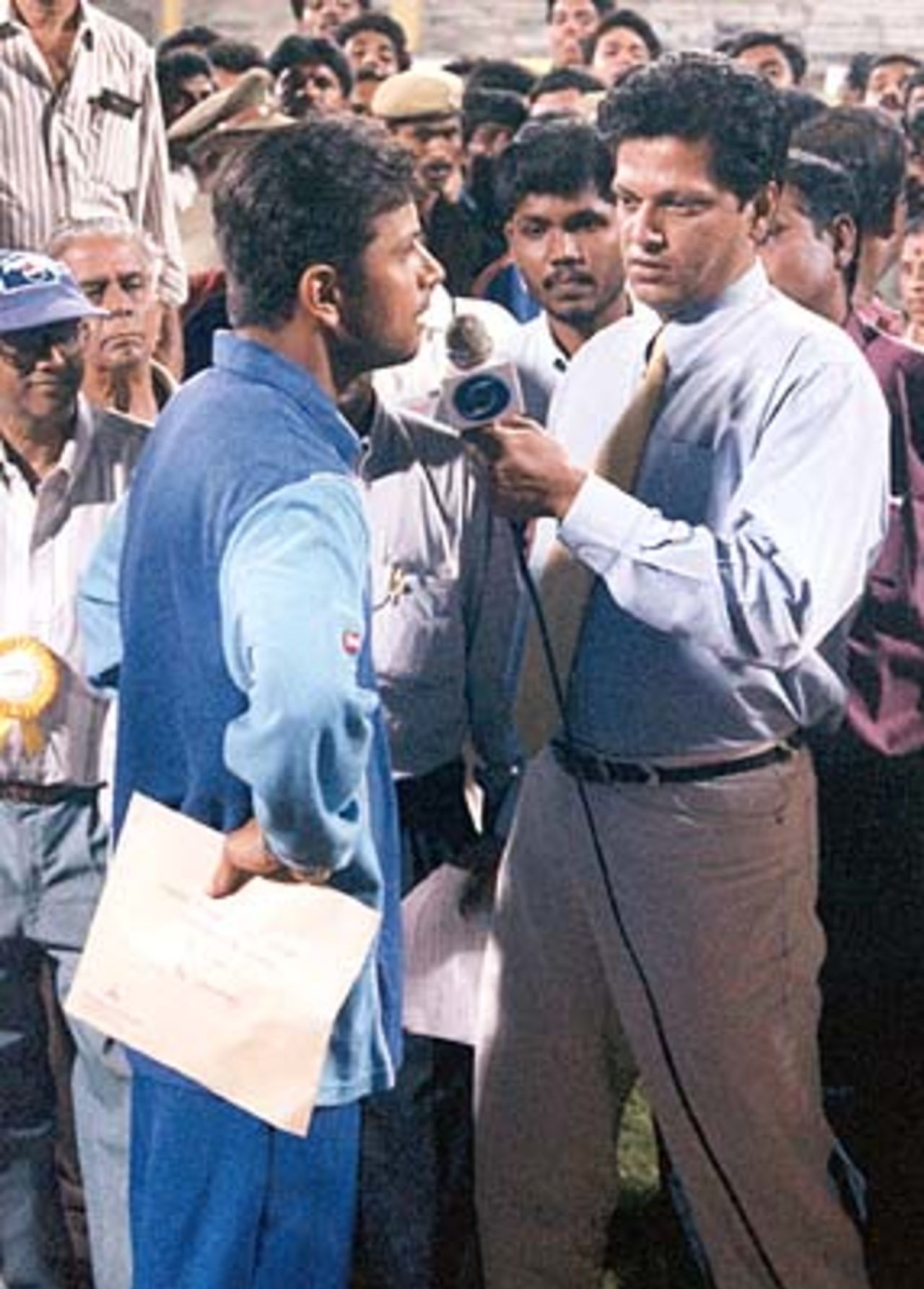 Losing captain Rahul Dravid in conversation with WV Raman. Challenger Series 2000/01, Final, India v India 'A', MA Chidambaram Stadium, Chepauk, Chennai, 15 Feb 2001