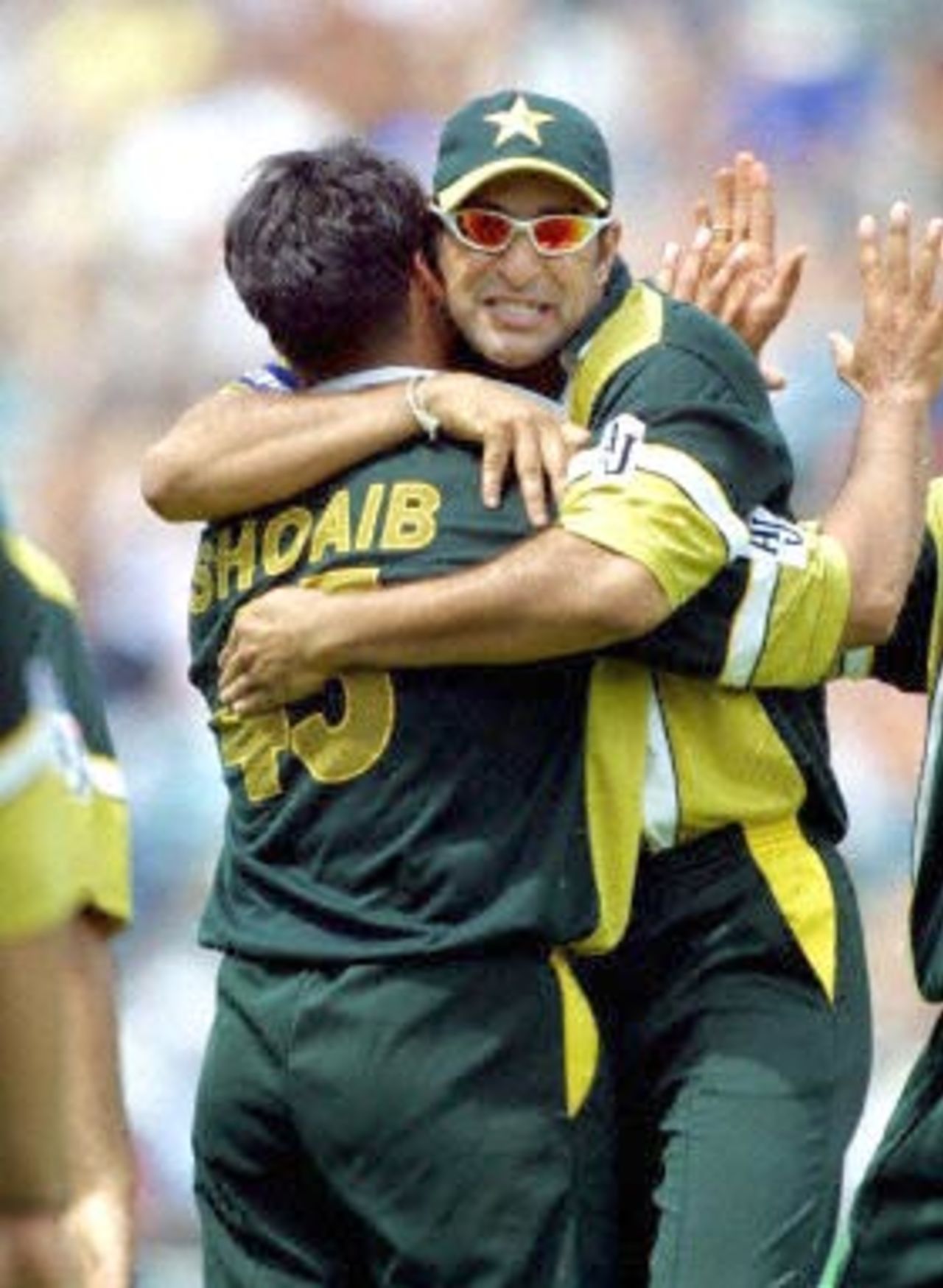 Pakistan's Wasim Akram (R) gives Pakistani pace bowler Shoaib Akhtar a hug at the completion of the first innings during their opening one-day international at Eden Park in Auckland, 18 February 2001. Akhtar destroyed the New Zealand innings with bowling figures of five for 19, including four wickets in six balls.