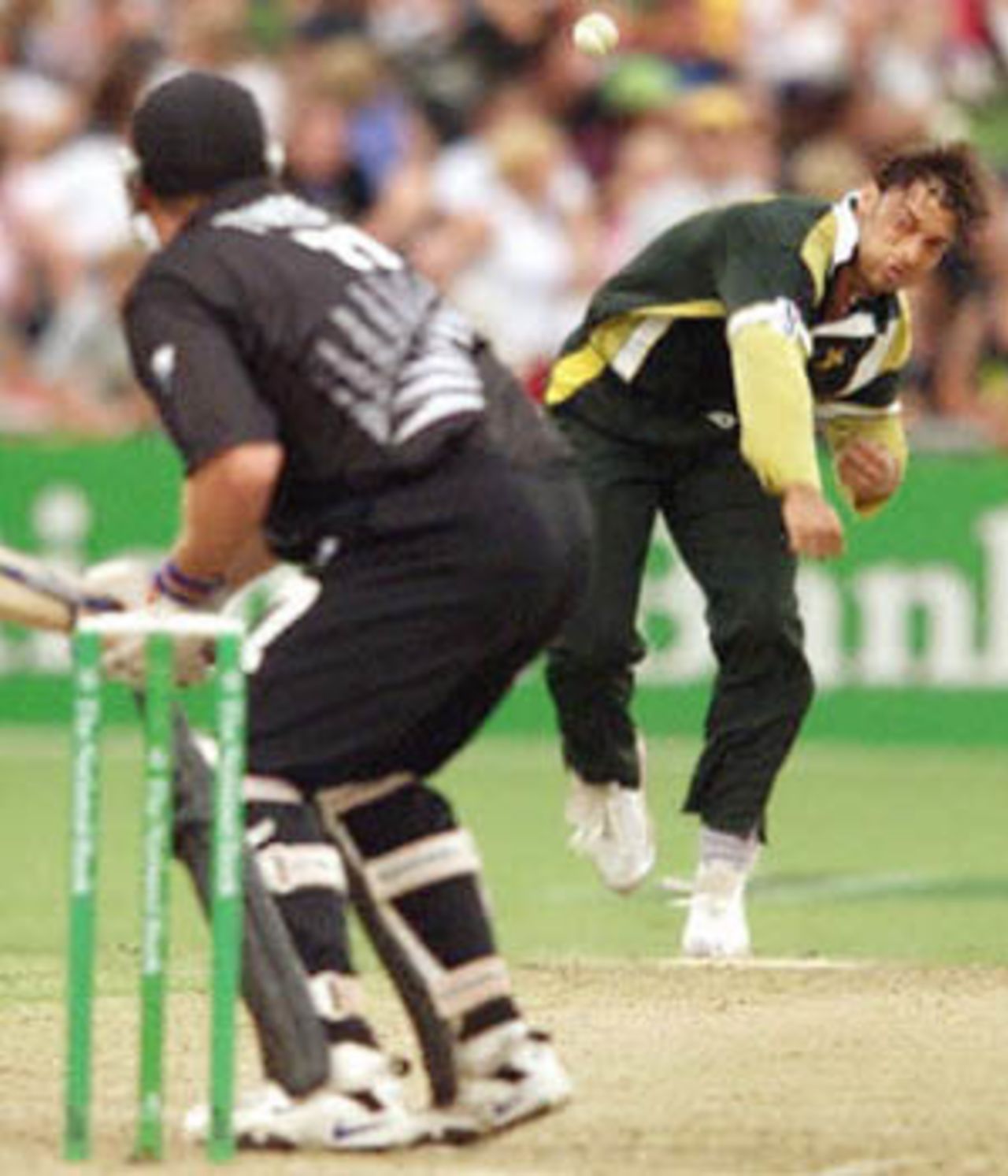 Pakistan paceman Shoaib Akhtar (R) sends down a thunder bolt to New Zealand batsman Roger Twose (L) before limping off with a strained muscle as New Zealand defeats Pakistan in the second one day match played in Napier 20 February 2001. Pakistan struggled to 135 from their 50 overs on a seaming wicket with New Zealand cruising to victory with six wickets in hand to level the series 1-1.