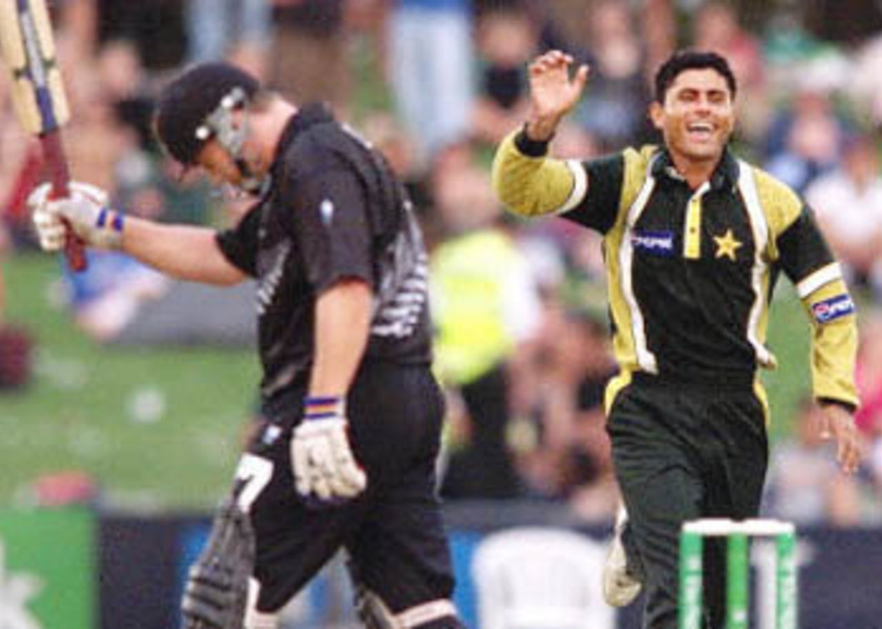 Pakistan paceman Abdur Razzaq (R) celebrates dismissing New Zealand batsman Roger Twose (L) but it wasn't enough as New Zealand defeated Pakistan in the second one day match played in Napier 20 February 2001. Pakistan struggled to 135 from their 50 overs on a seaming wicket with New Zealand cruising to victory with six wickets in hand to level the series 1-1.