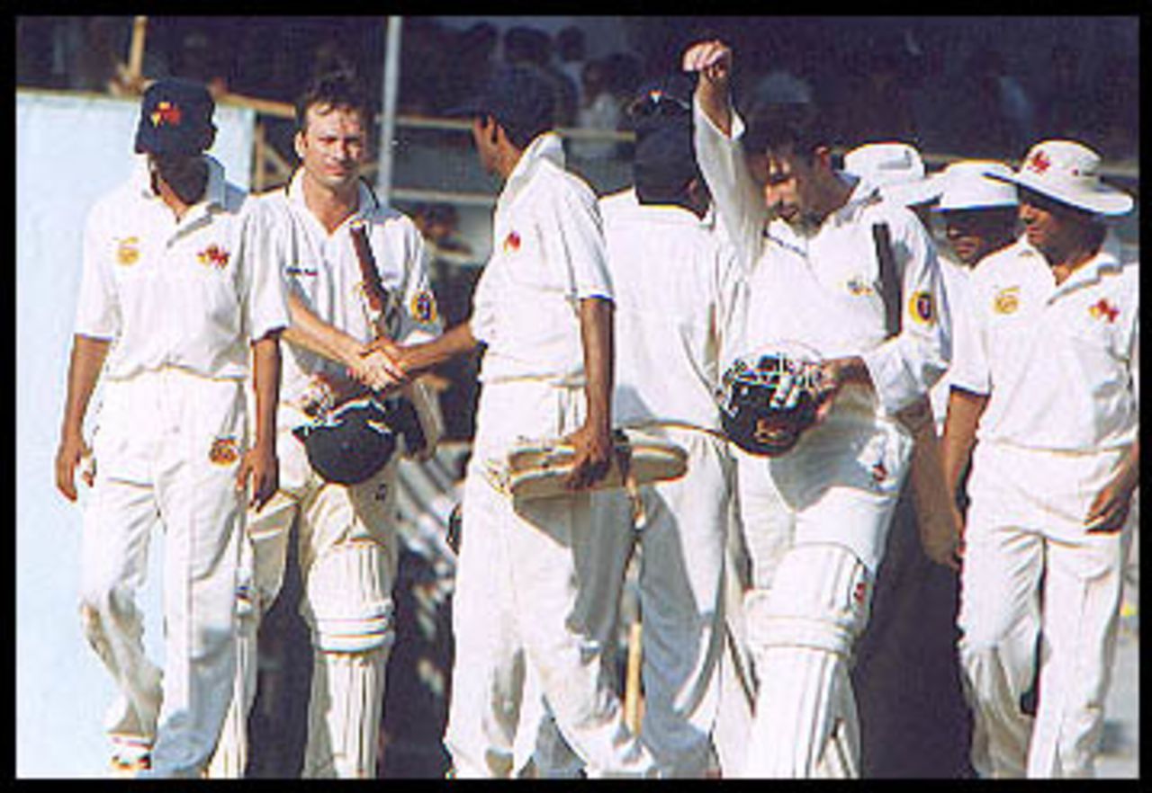 Steve Waugh with the Mumbai team after steering Australia to a draw. Australia in India 2000/01, Mumbai v Australians, Brabourne Stadium, Mumbai, 22-24 Feb 2001 (Day 3).