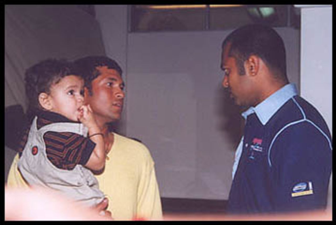 Tennis ace Leander Paes engages Tendulkar