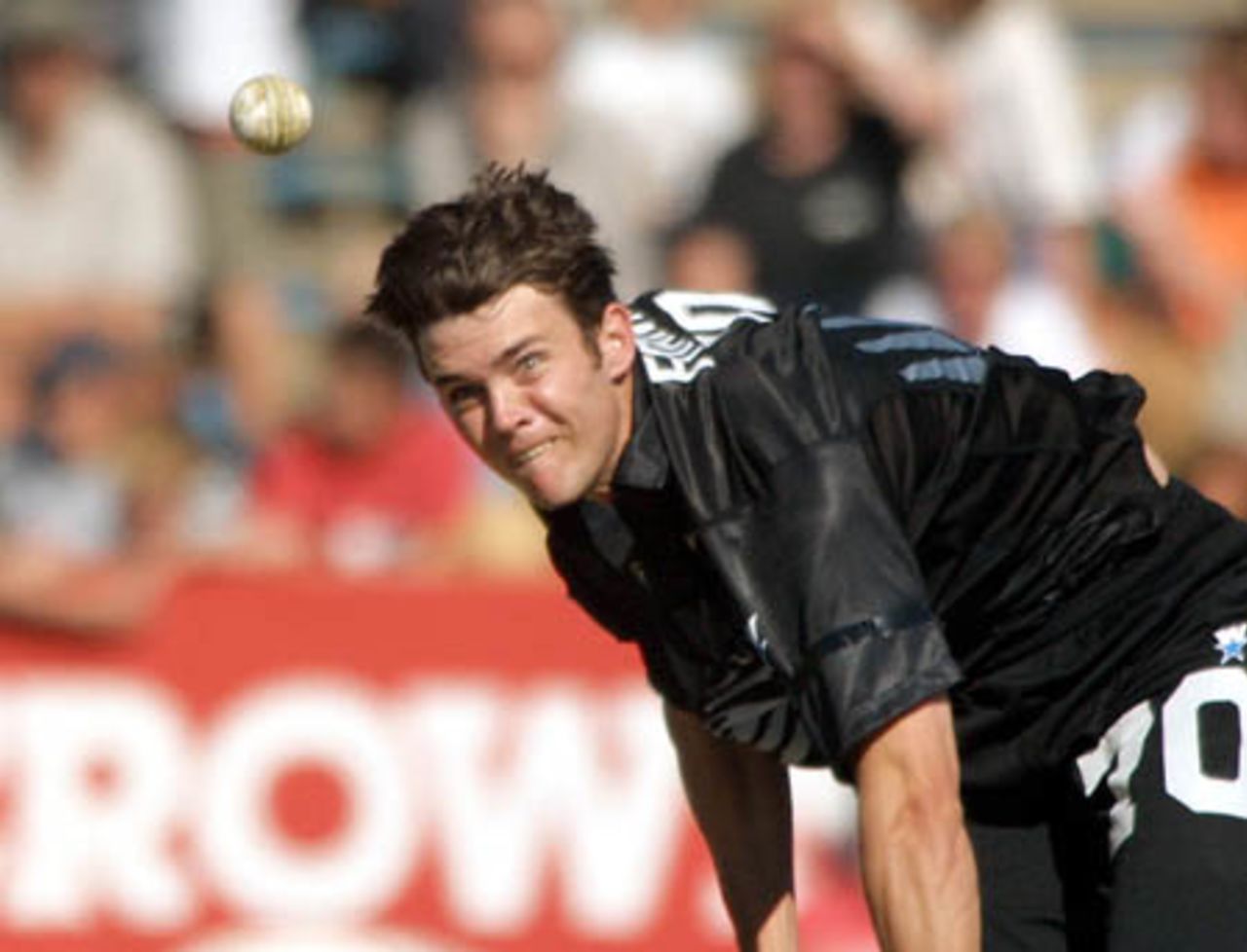 New Zealand left arm fast medium bowler James Franklin delivers a ball during his spell of 1-54 from eight overs. 5th One-Day International: New Zealand v Pakistan, Carisbrook, Dunedin, 28 February 2001.
