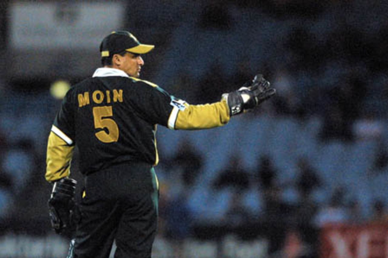 Pakistan wicket-keeper/captain Moin Khan adjusts his field. 5th One-Day International: New Zealand v Pakistan, Carisbrook, Dunedin, 28 February 2001.